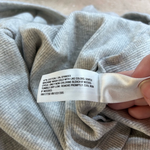 Universal Thread Women's Light Gray Scoop Neck Tee - Picture 5 of 5